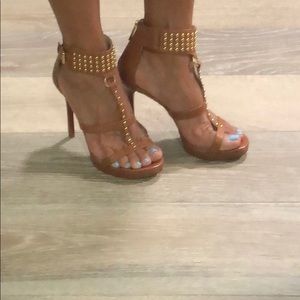 Size6 NWOT... ML strapping heels.